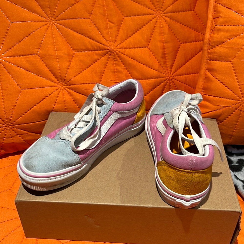 Size 1 like new multi color Vans. Worn a few times needs a little sude cleaning.